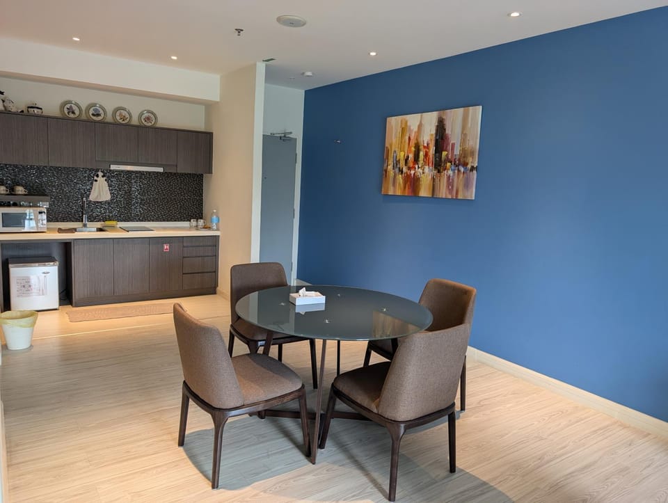 Kitchen or kitchenette, Dining area