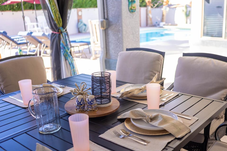 Patio, BBQ facilities, Food and drinks, Dining area, Food, Pool view, Drinks