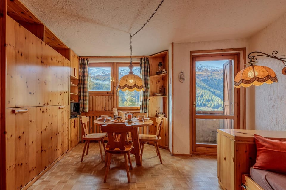 Living room, Dining area, Mountain view