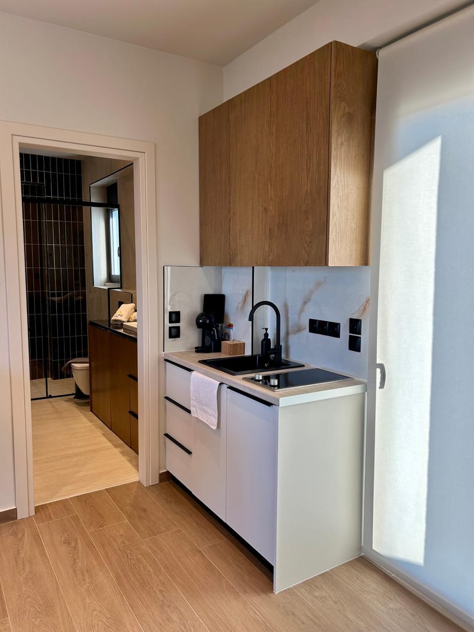 Coffee/tea facilities, Kitchen or kitchenette, stove