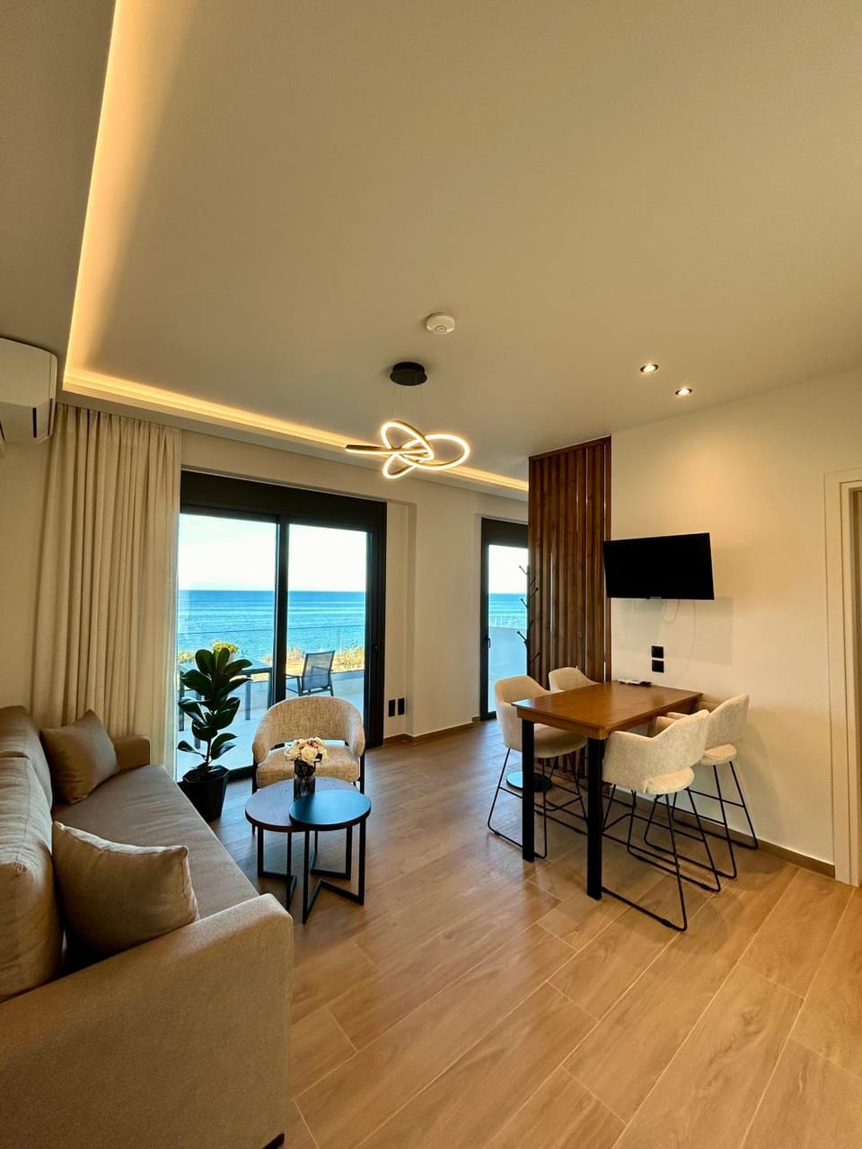 TV and multimedia, Seating area, Dining area