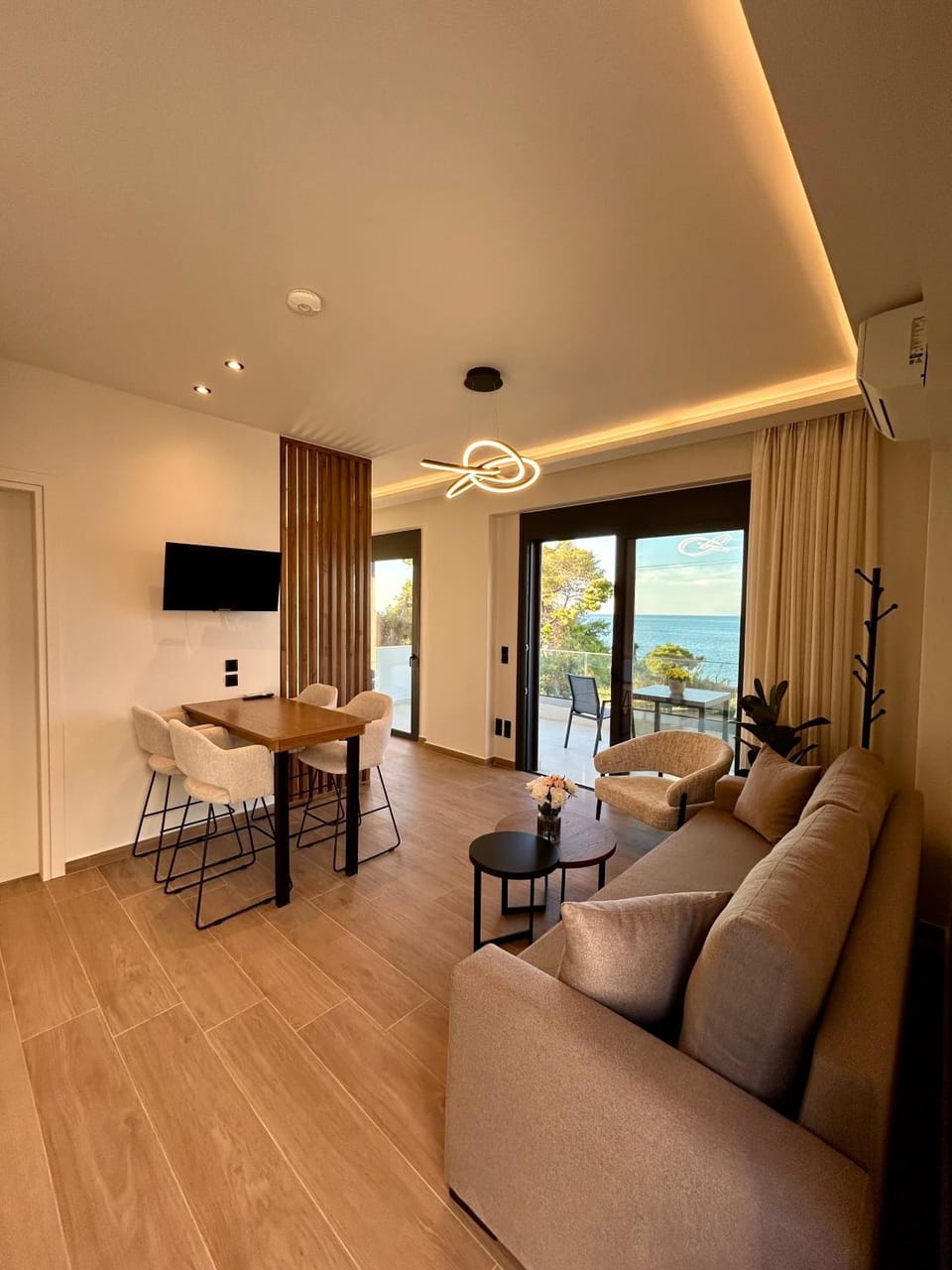 TV and multimedia, Living room, Seating area, Dining area