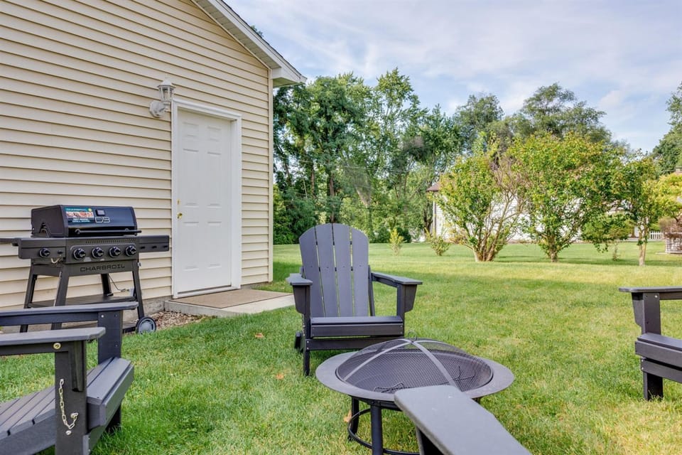 The Playbook Place2BR 1BA Home 15mi To ND Country House in Mishawaka