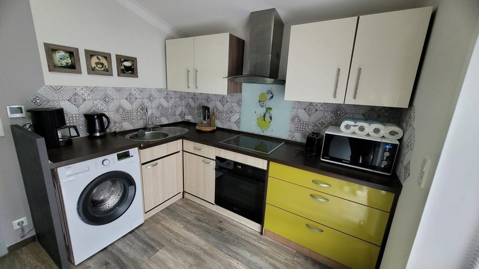 Coffee/tea facilities, Kitchen or kitchenette, oven, stove, washing machine