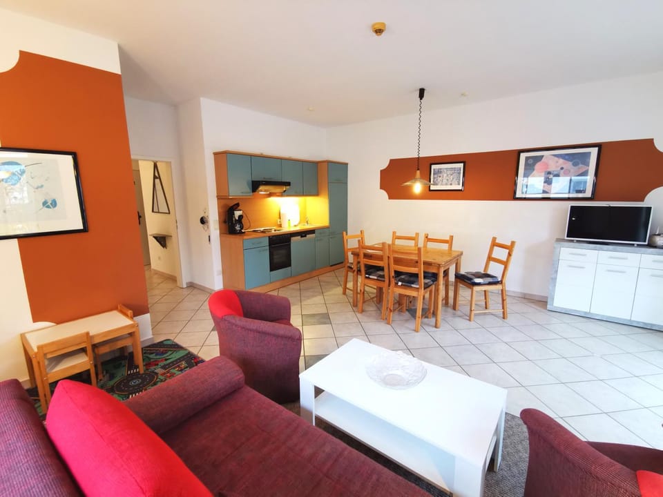 TV and multimedia, Kitchen or kitchenette, Living room, Seating area, Dining area