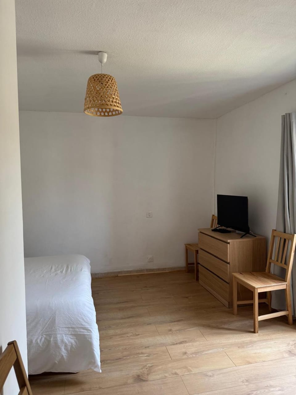 Bed, TV and multimedia, Bedroom