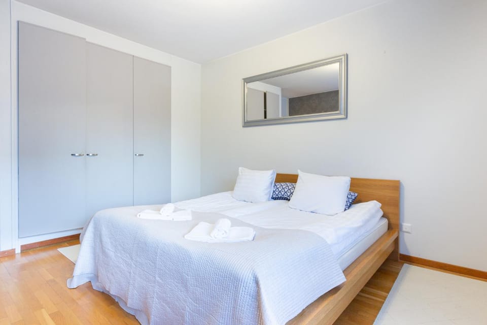 Bed, Bedroom, towels