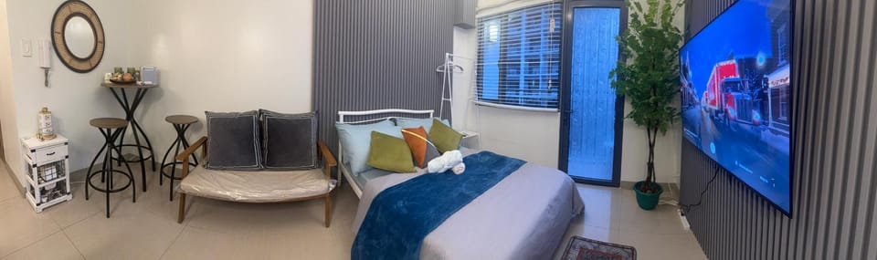 Communal lounge/ TV room, Bed, TV and multimedia, Living room, Seating area, Evening entertainment, Bedroom