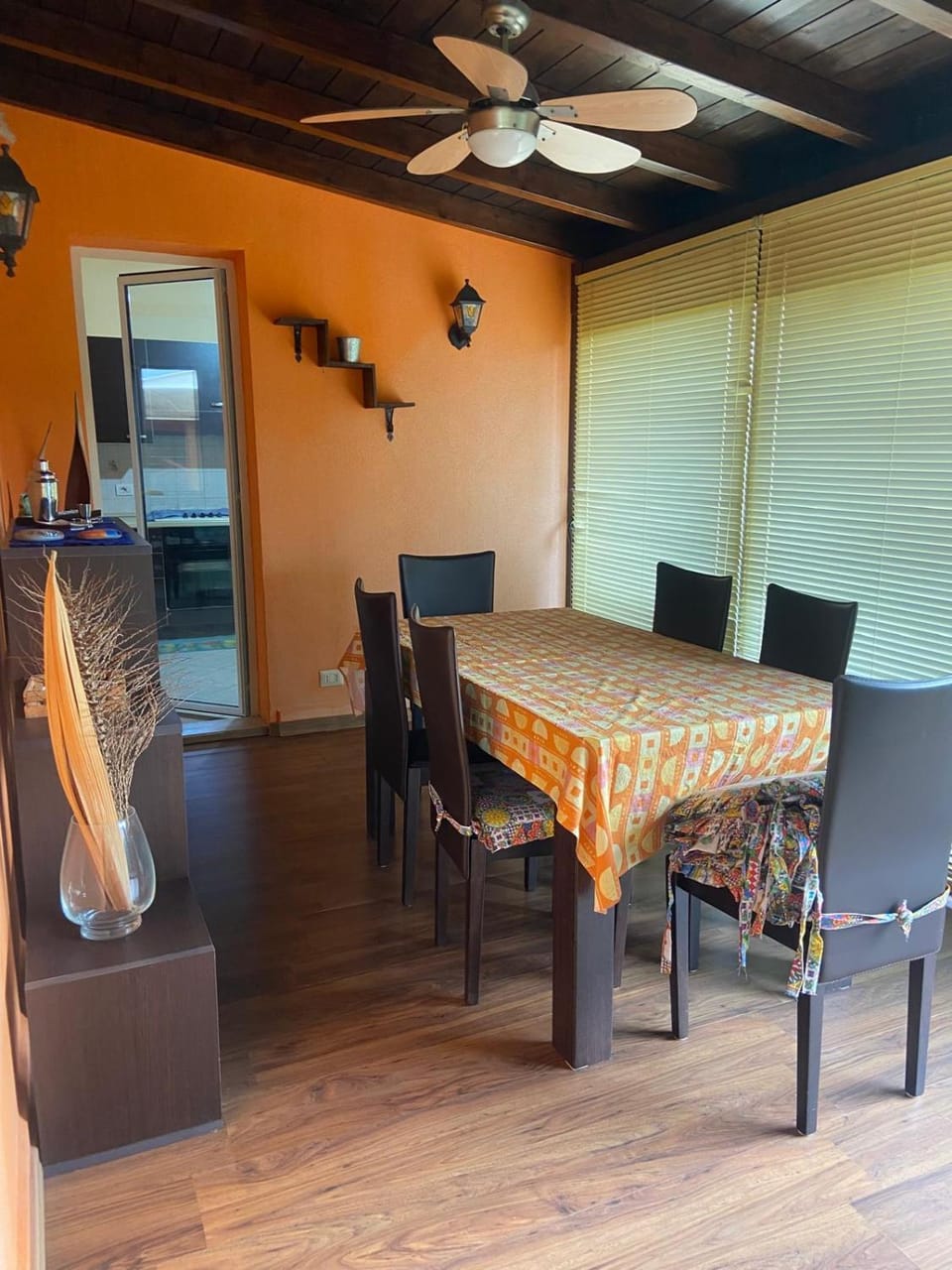 Living room, Seating area, Dining area, fireplace
