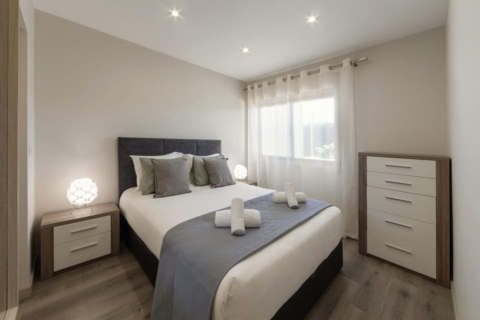 Bed, Bedroom, towels