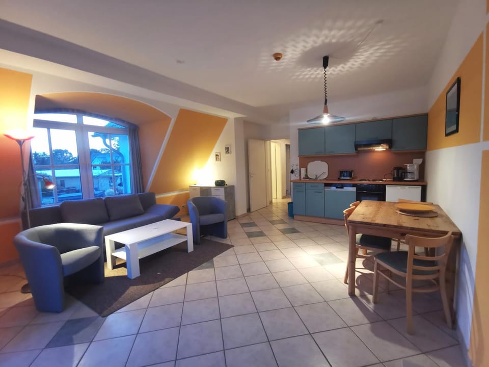 Kitchen or kitchenette, Living room, Seating area, Dining area