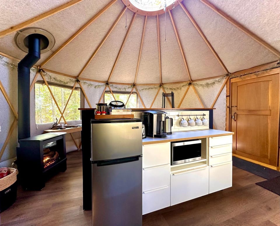 Nature Escape in Luxury Yurt Retreat with Lake & Park Luxury tent in Greater Napanee