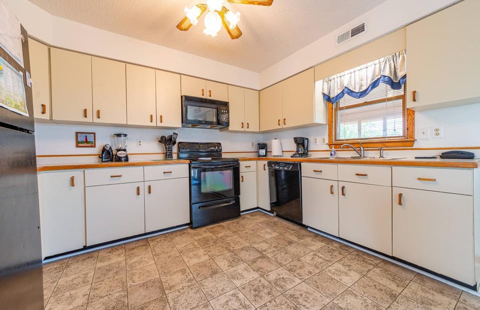Summer Place I - Corolla, Whalehead, Oceanside, Ocean View, 140 Yds to Beach, Flex Stays House in Corolla