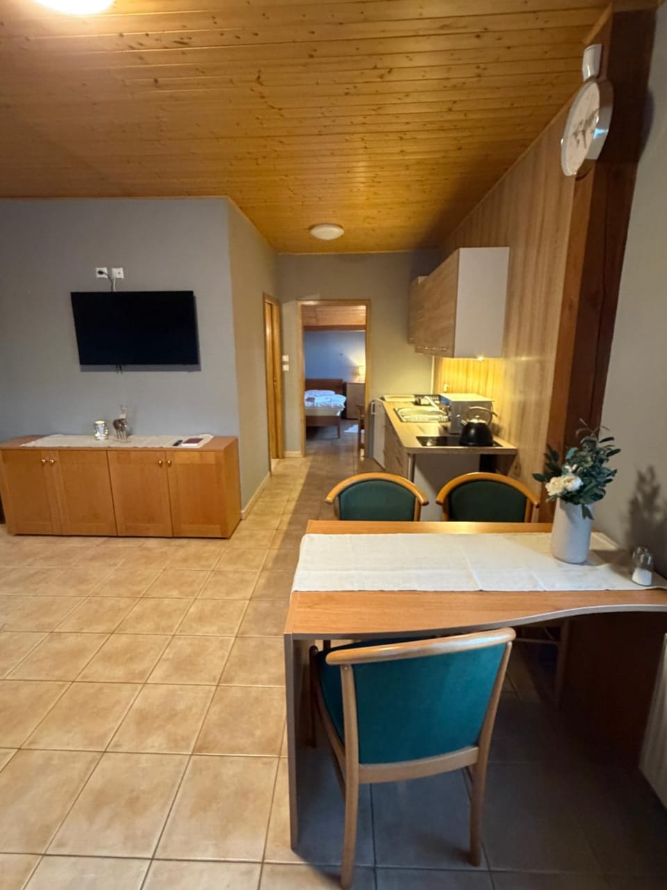 TV and multimedia, Kitchen or kitchenette, Living room, Seating area, Dining area
