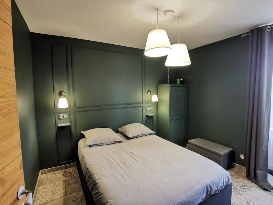 Bed, Photo of the whole room, Bedroom