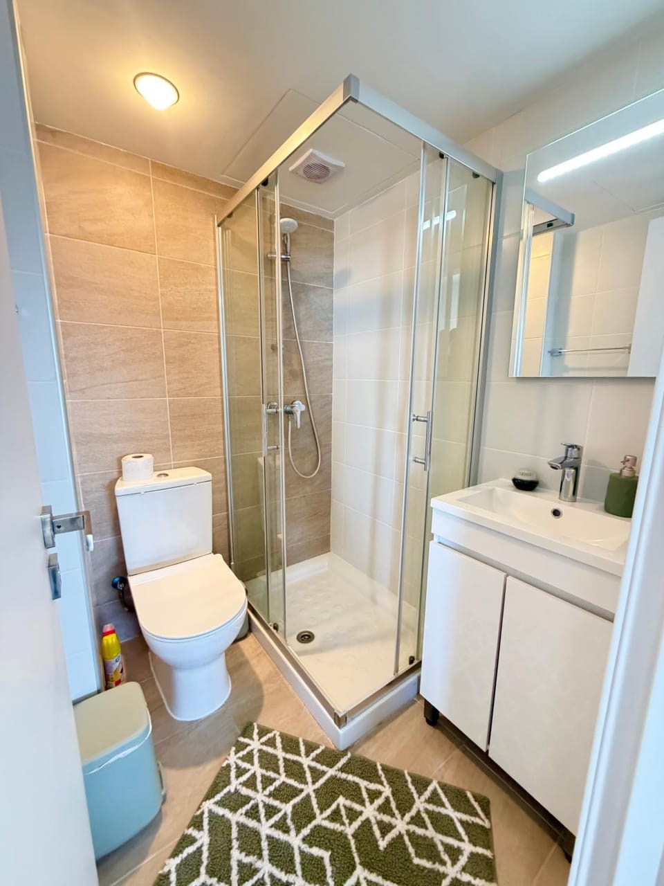 Shower, Toilet, Bathroom, towels