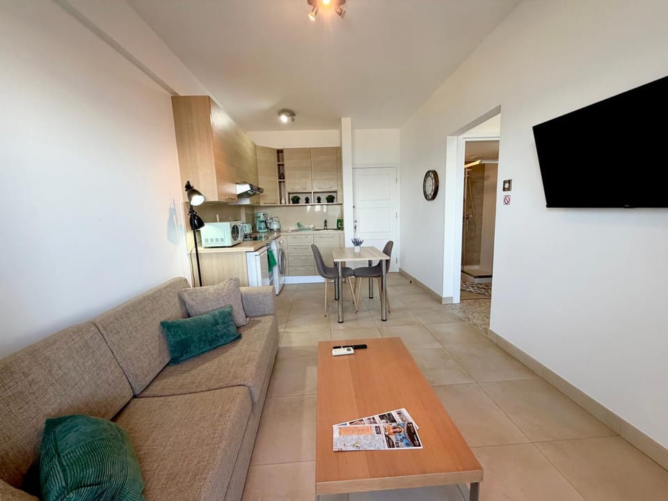 TV and multimedia, Kitchen or kitchenette, Living room, Seating area, Dining area