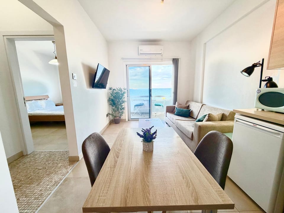 TV and multimedia, Living room, Photo of the whole room, Seating area, Dining area