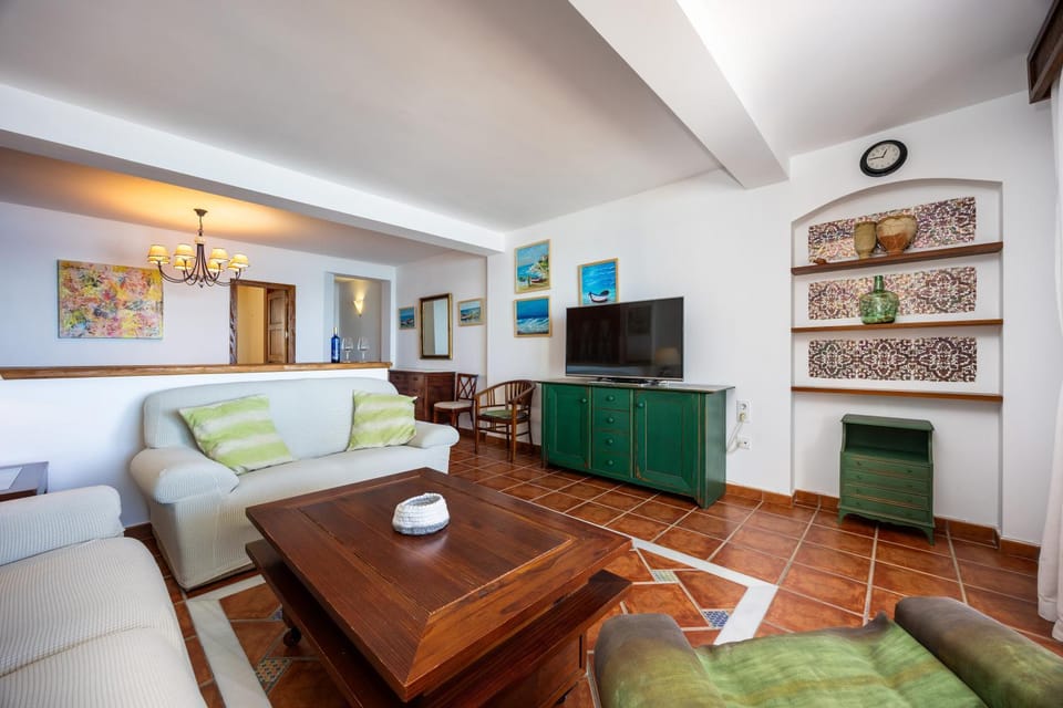 Communal lounge/ TV room, TV and multimedia, Living room, Lounge or bar, air conditioner