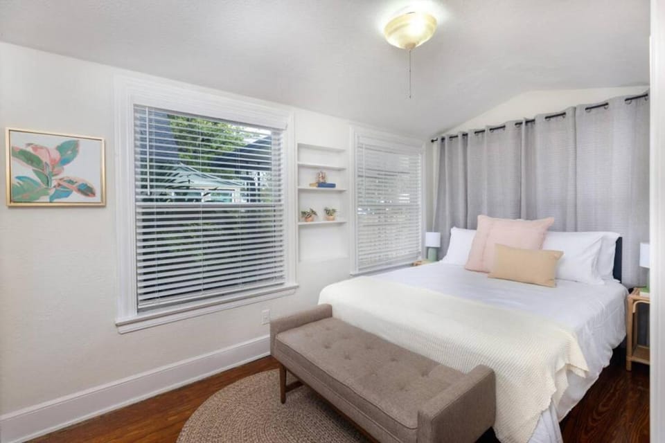 Lovely 2bed with Patio 4blks from Downtown Apartment in St Petersburg