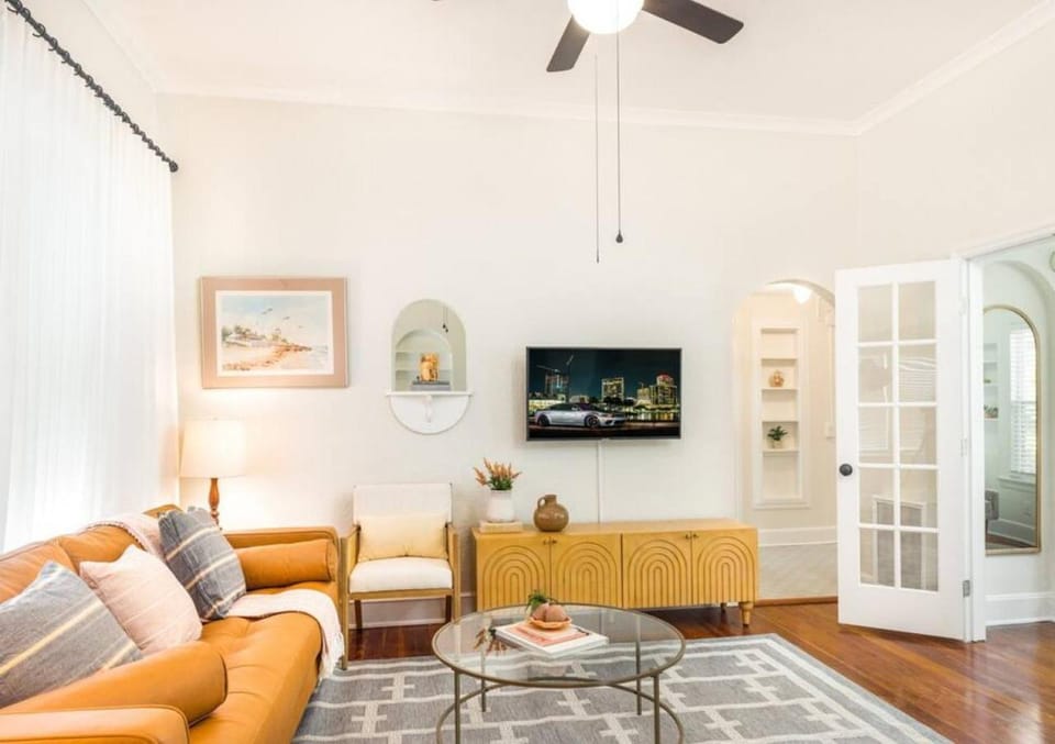 Lovely 2bed with Patio 4blks from Downtown Apartment in St Petersburg