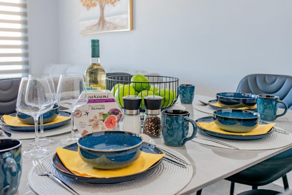 Living room, Food and drinks, Dining area, Food