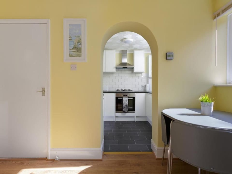 Air Maison - Coastal Charm D - Southsea Retreat Apartment in Portsmouth