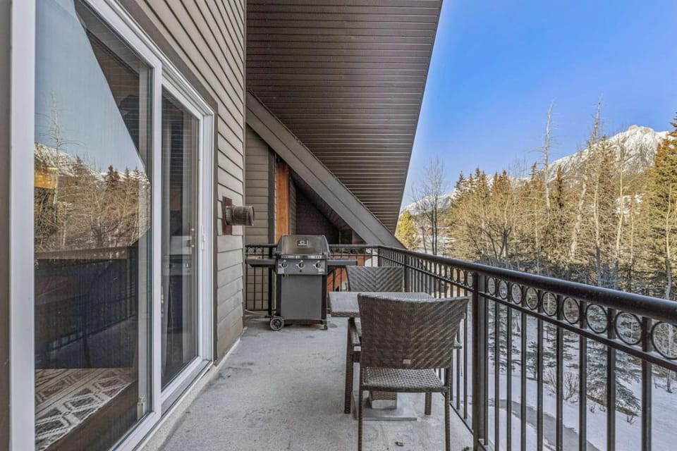 Amazing Views 1BR Condo with Hot Tub and Pool House in Canmore