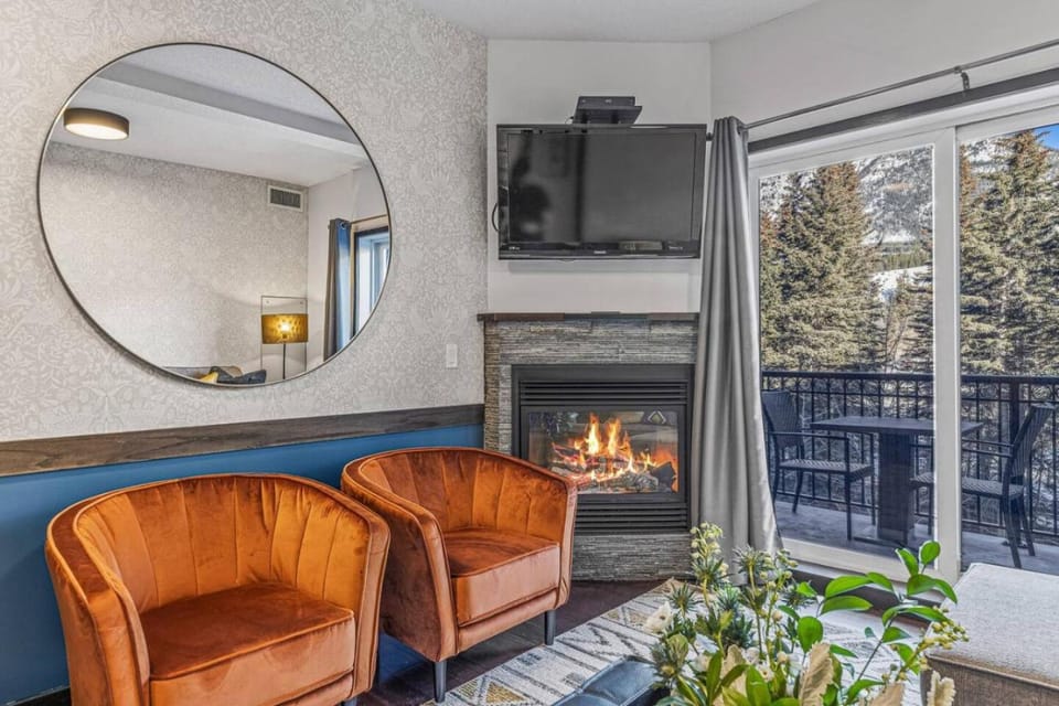 Amazing Views 1BR Condo with Hot Tub and Pool House in Canmore