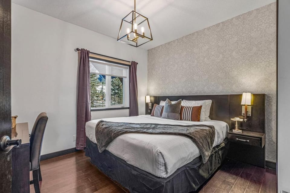 Amazing Views 1BR Condo with Hot Tub and Pool House in Canmore