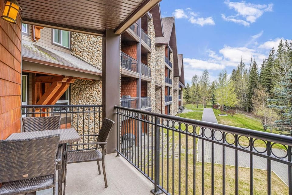2BR Scenic Rockies Retreat BBQ Hot Tub and Pool Apartment in Canmore