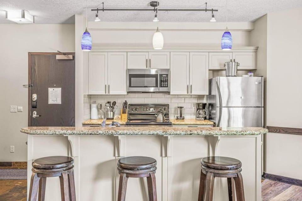 2BR Scenic Rockies Retreat BBQ Hot Tub and Pool Apartment in Canmore