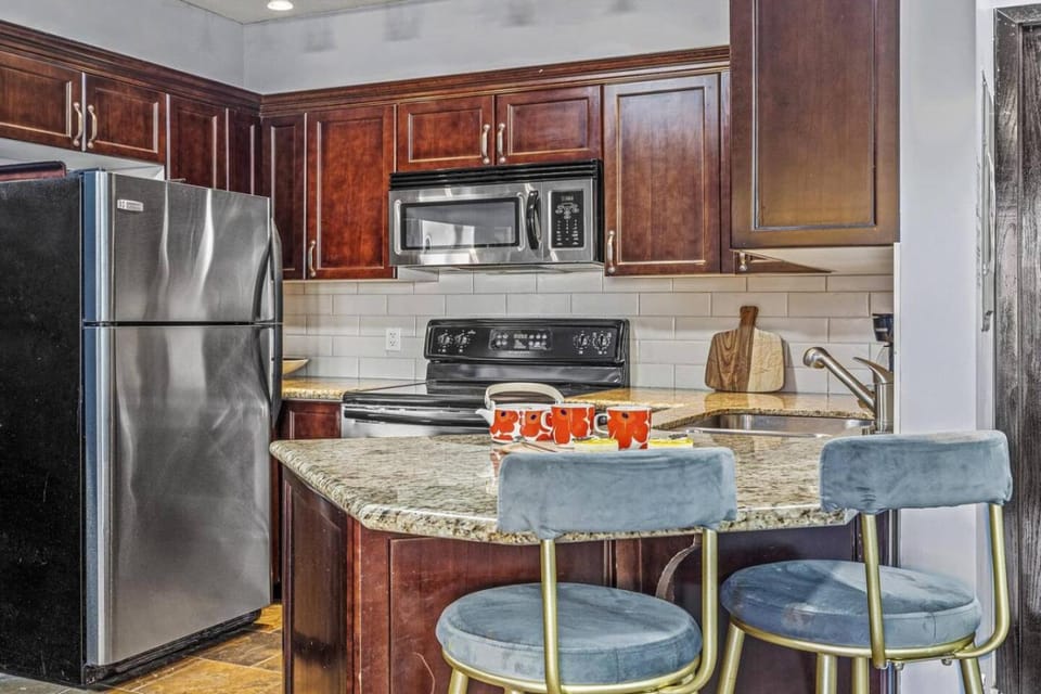 Perfect Rockies Escape with Pool, Hot Tub and Gym House in Canmore