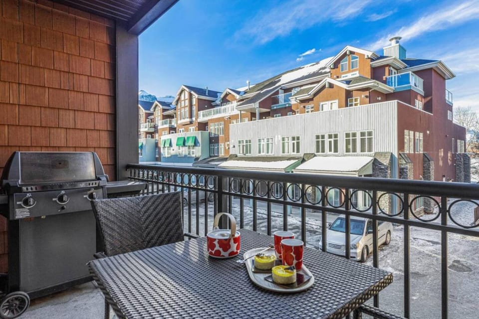 Perfect Rockies Escape with Pool, Hot Tub and Gym House in Canmore
