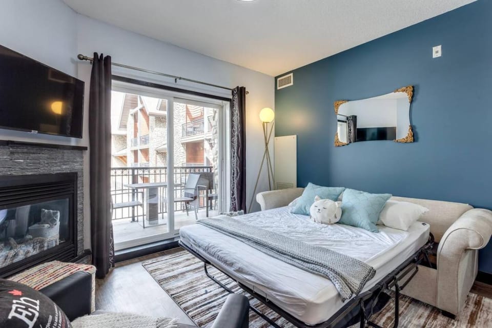 Perfect Rockies Escape with Pool, Hot Tub and Gym House in Canmore