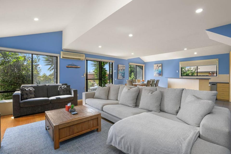 BLUE SKYES - family home with balcony and views. House in Apollo Bay
