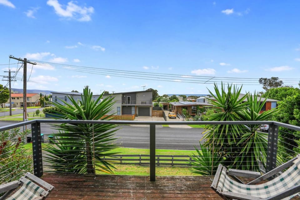 BLUE SKYES - family home with balcony and views. House in Apollo Bay