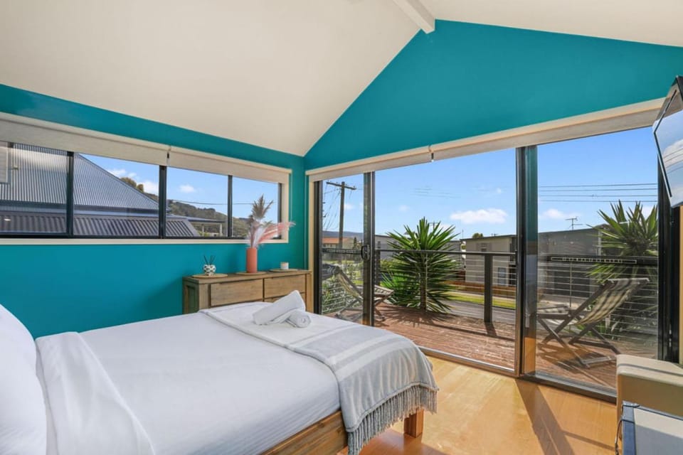 BLUE SKYES - family home with balcony and views. House in Apollo Bay