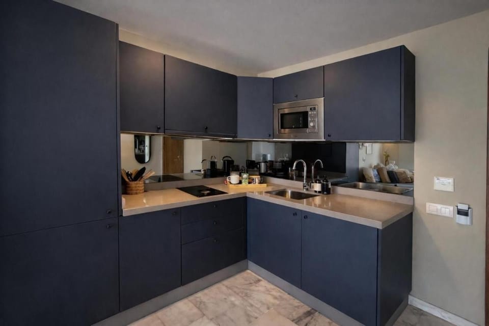 Coffee/tea facilities, Kitchen or kitchenette, stove