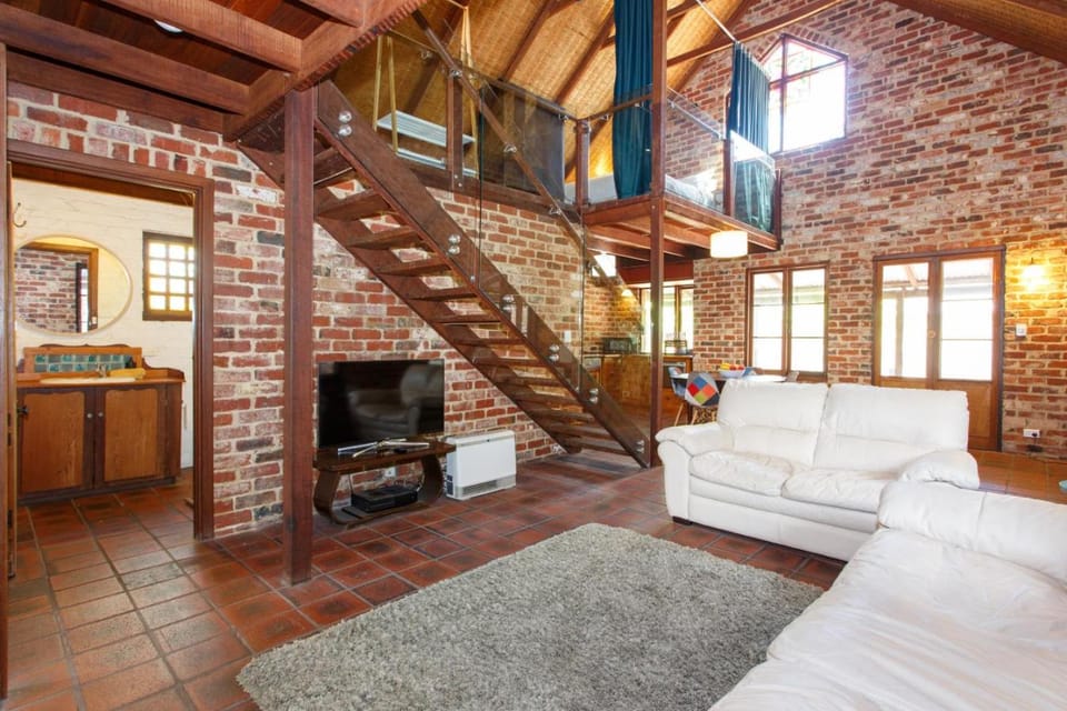 Burn Street Loft - North Fremantle House in Perth