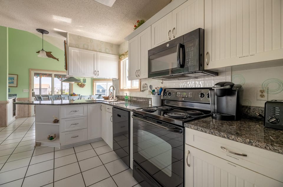 Summer Song - Duck, Gull's Flight, Ocean View, 100 Ft to Beach, Solar Heated Pool, Hot Tub, Cargo Lift House in Duck