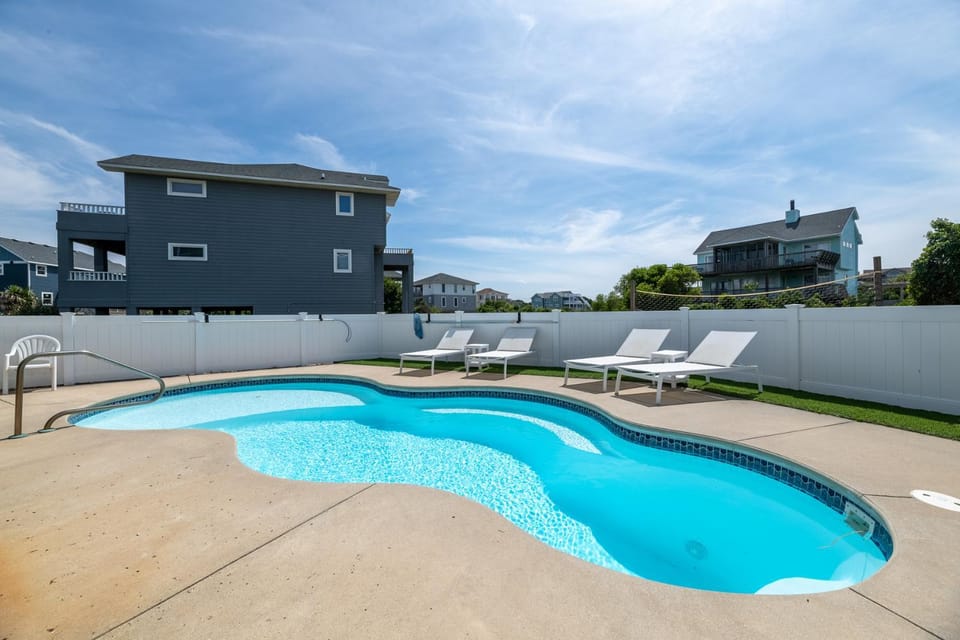 Summer Song - Duck, Gull's Flight, Ocean View, 100 Ft to Beach, Solar Heated Pool, Hot Tub, Cargo Lift House in Duck