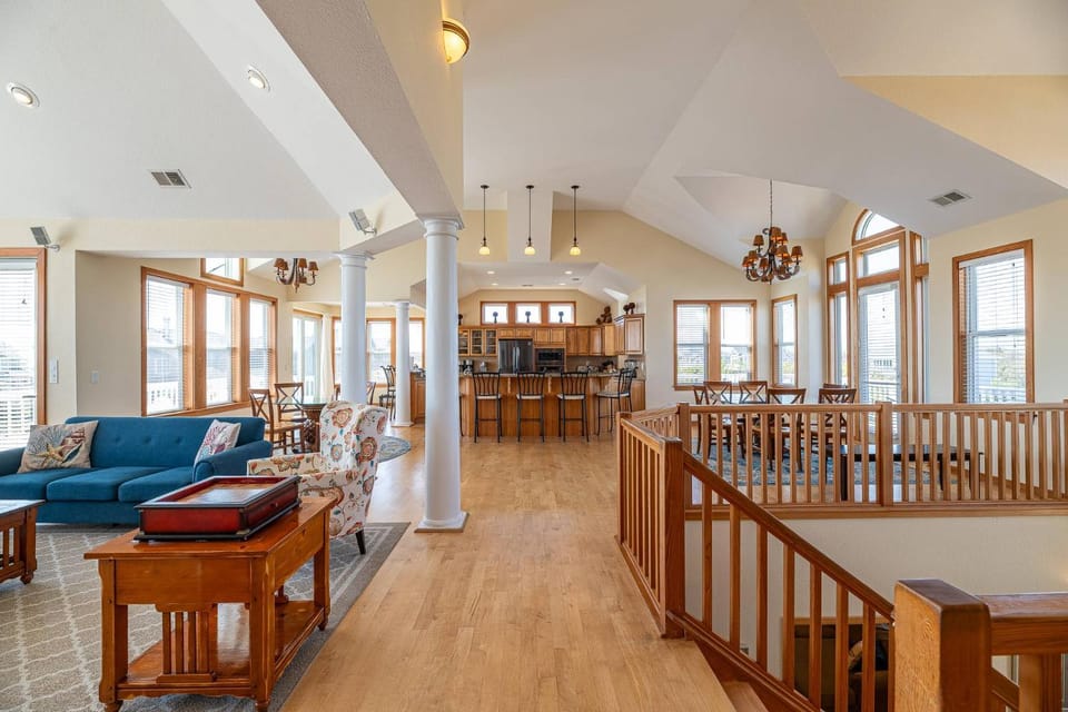 Summer Winds - Corolla, Whalehead, 300 Yds to Beach, Elevator, Pool, Hot Tub, Pets OK House in Corolla