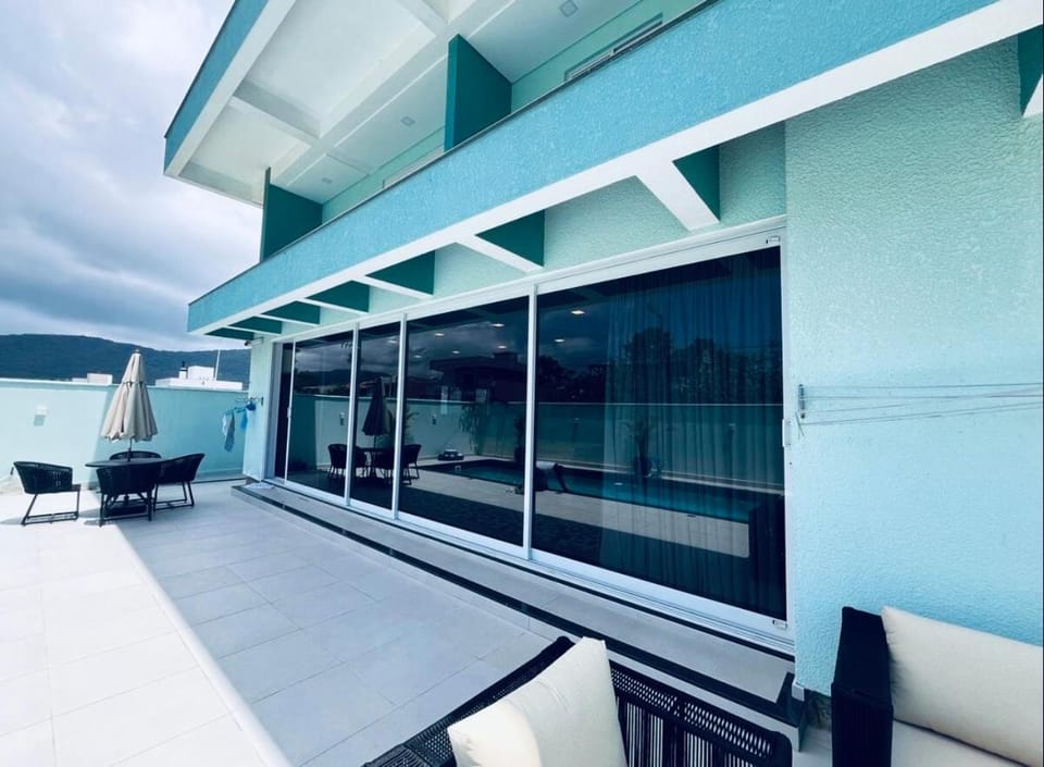 Espetacular casa com elevador e piscina House in Florianopolis