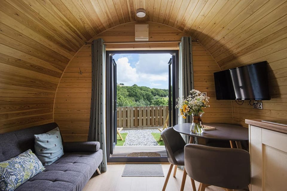 Day, Natural landscape, TV and multimedia, Living room, Seating area