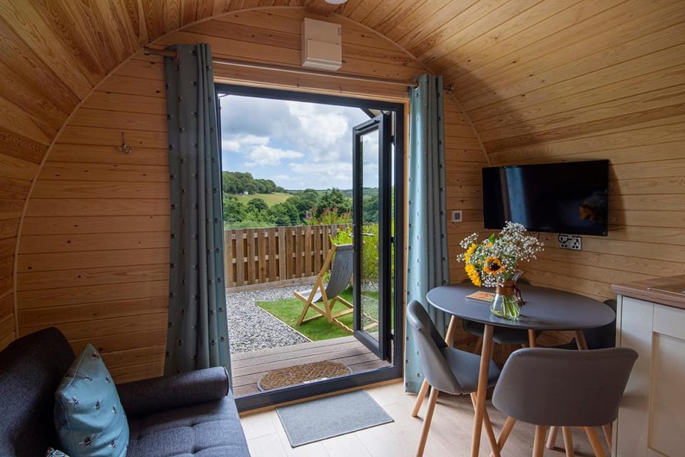 Day, Garden, TV and multimedia, View (from property/room), Living room, Seating area, Garden view