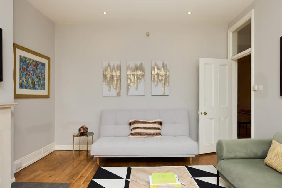 The West Kensington Hideout - 2BDR Flat Apartment in City of Westminster