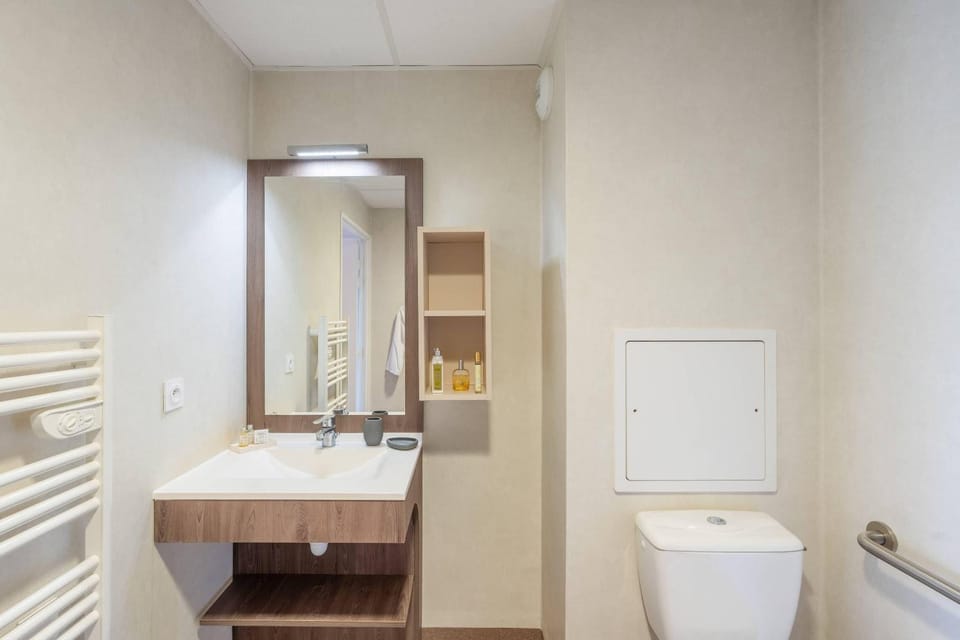 Shower, Toilet, Bathroom, Bedroom