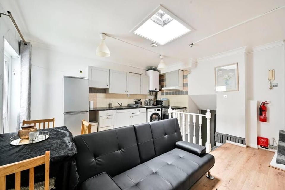 Lovely Nest in Edgware Road Near Station and Hyde Park Apartment in City of Westminster