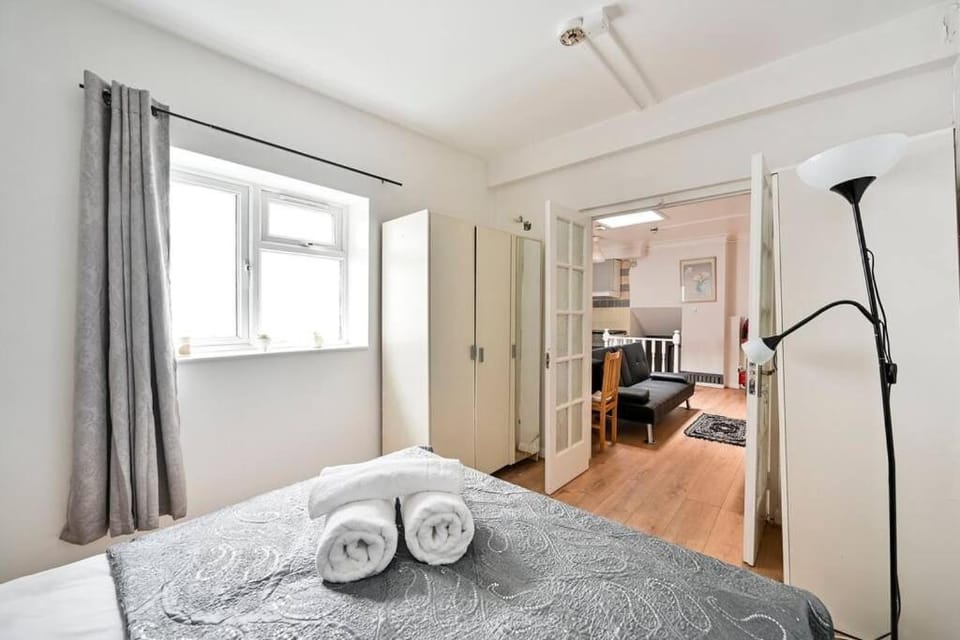 Lovely Nest in Edgware Road Near Station and Hyde Park Apartment in City of Westminster